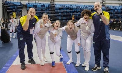 Gabriella Vianna, Ana Toldo, Mariana Pistoia e Bia Bulcão comemoram a medalha de bronze no florete feminino no Campeonato Pan-Americano de esgrima
