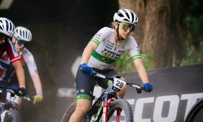 Na imagem, Giuliana pedalando e fazendo uma curva para a esquerda.