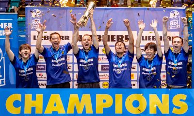 Na imagem, Hugo Calderano e o restante do time do Liebherr Ochsenhausen comemorando o título.