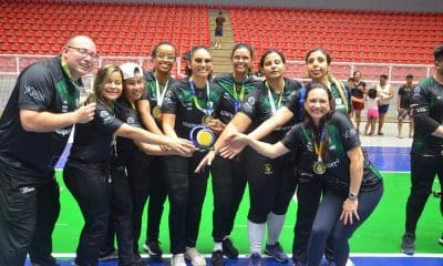 Na imagem, time do ICEMAT feminino mostrando o troféu conquistado.
