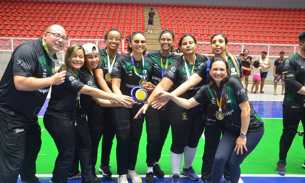 Na imagem, time do ICEMAT feminino mostrando o troféu conquistado.