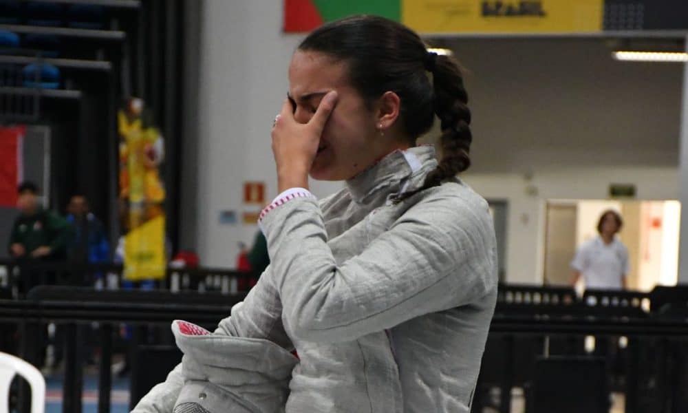 Isabela Carvalho se emocionou ao chegar na semifinal do sabre feminino, resultado que garantiu a ela a medalha de bronze
