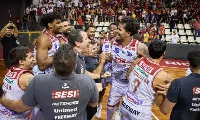 Jogadores de Franca comemoram a vitória sobre o Flamengo e a classificação da equipe para a final do NBB
