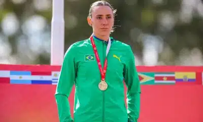 Juliana Campos Salto com Vara