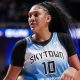 Na imagem, Kamilla Cardoso, com a camisa do Chicago Sky, na vitória sobre o Connecticut Sun.