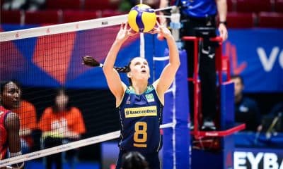 Na imagem, Macris levantando a bola durante partida da VNL.