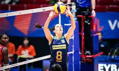 Na imagem, Macris levantando a bola durante partida da VNL.