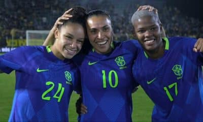 Marta tira foto com Dudinha e Jhonson após a vitória de virada de 2 a 1 sobre o Japão em Bragança Paulista