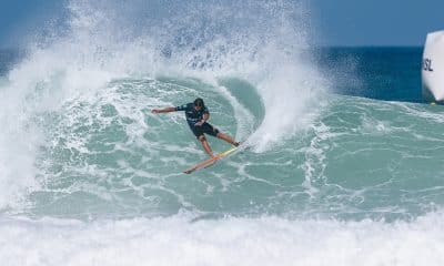 Na imagem, Miguel Pupo fazendo uma manobra na onda de Saquarema.