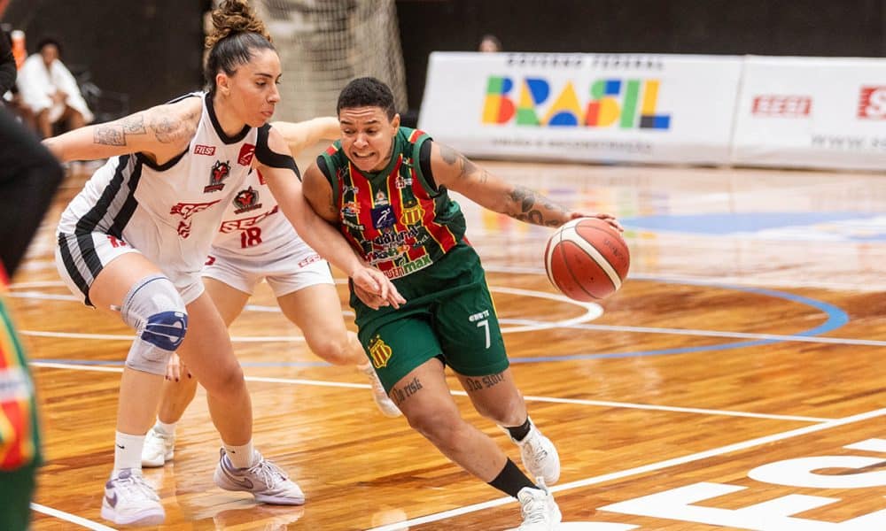 Na imagem, Lays, que foi a principal pontuadora do Sampaio Basquete contra o Sesi, tentando se livrar da marcação.