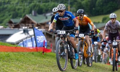 Na imagem, Ulan Galinski pedalando no meio do pelotão na prova austríaca.