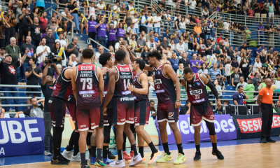 Jogadores do Franca perto da torcida no duelo contra o Flamengo pelo NBB