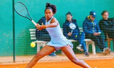 Na imagem, Vitoria Barros pronta para rebater a bola com um forehand.