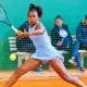 Na imagem, Vitoria Barros pronta para rebater a bola com um forehand.