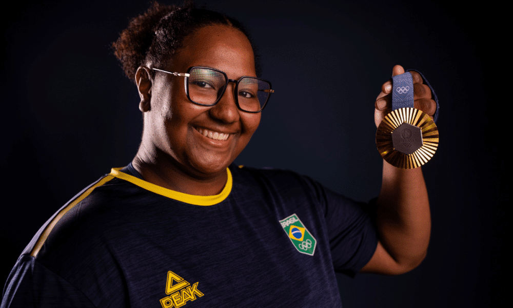 Beatriz Souza com seu ouro olímpico. Ela luta nesta quinta no Mundial de Judo