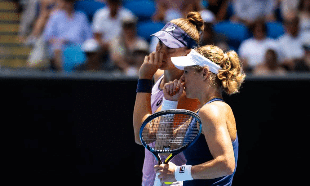 Bia Haddad em ação ao lado de Laura Siegemund