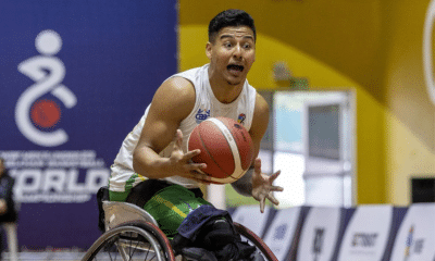 Jota Jota conduz a bola no jogo entre Brasil e Israel no Mundial Sub-23 de basquete em cadeira de rodas
