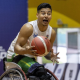 Jota Jota conduz a bola no jogo entre Brasil e Israel no Mundial Sub-23 de basquete em cadeira de rodas