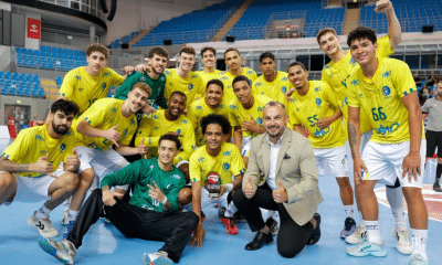 Seleção brasileira após vitória sobre o Uruguai no Mundial sub-21 de handebol masculino