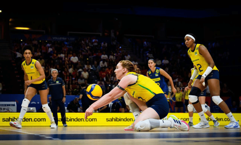 Julia Bergmann faz passe de manchete em jogo do Brasil contra o Canadá na VNL Feminina