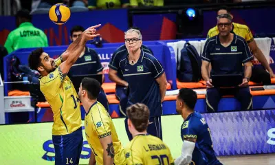 Na imagem, Fernando Cachopa faz levantamento de manchete no jogo Brasil x Ucrânia na VNL