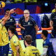 Na imagem, Fernando Cachopa faz levantamento de manchete no jogo Brasil x Ucrânia na VNL