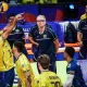 Na imagem, Fernando Cachopa faz levantamento de manchete no jogo Brasil x Ucrânia na VNL