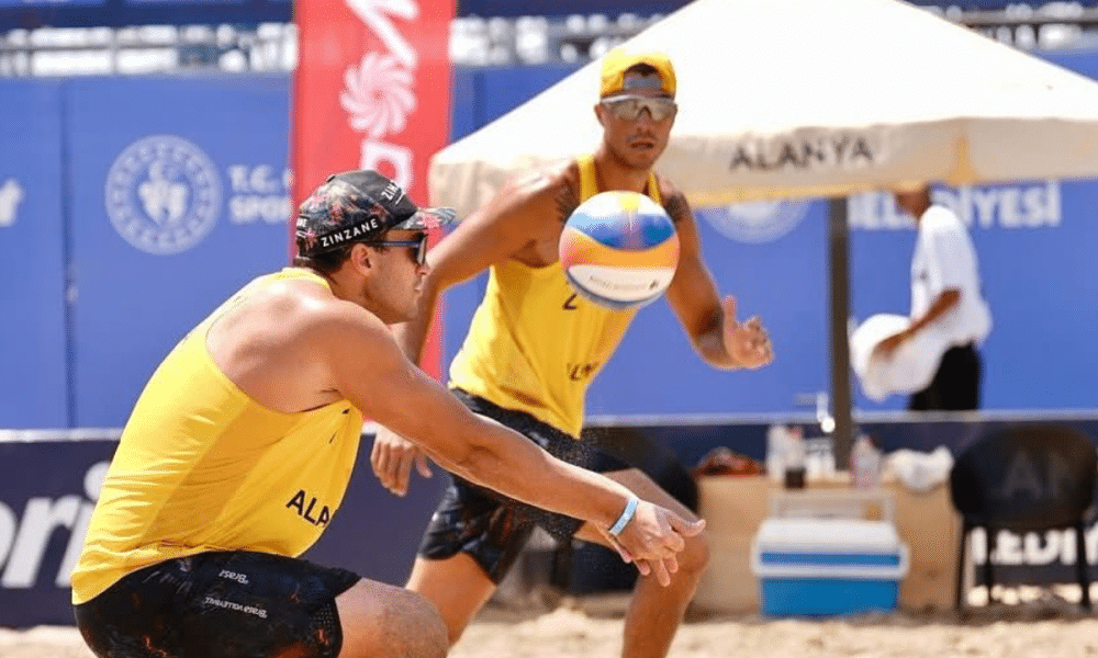 George e Sayman em partida do Challenge de Alanya de vôlei de praia
