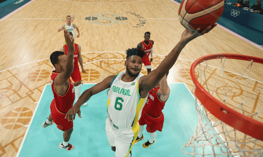 Cristiano Felicio com a camisa da seleção brasileira - BASQUETE