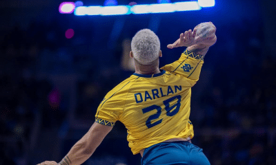 Darlan com a camisa da seleção brasileira de vôlei masculina