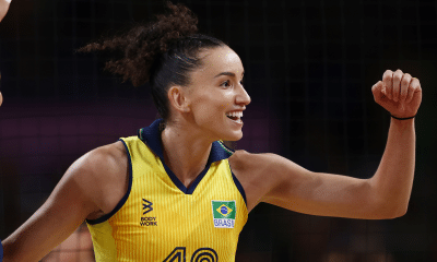 Gabi Guimarães comemora ponto em jogo da seleção brasileira de vôlei. Ponteira jogará na segunda semana da VNL 2025, onde assistir, república dominicana