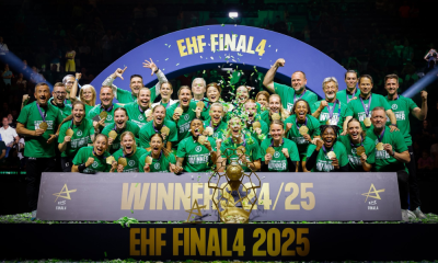 Bruna de Paula e atletas do Gyori com as medalhas de ouro da Champions League de handebol feminino