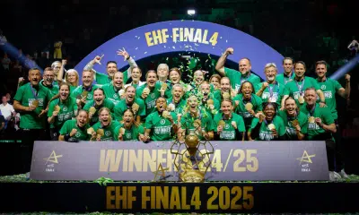 Bruna de Paula e atletas do Gyori com as medalhas de ouro da Champions League de handebol feminino