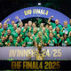 Bruna de Paula e atletas do Gyori com as medalhas de ouro da Champions League de handebol feminino