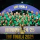 Bruna de Paula e atletas do Gyori com as medalhas de ouro da Champions League de handebol feminino