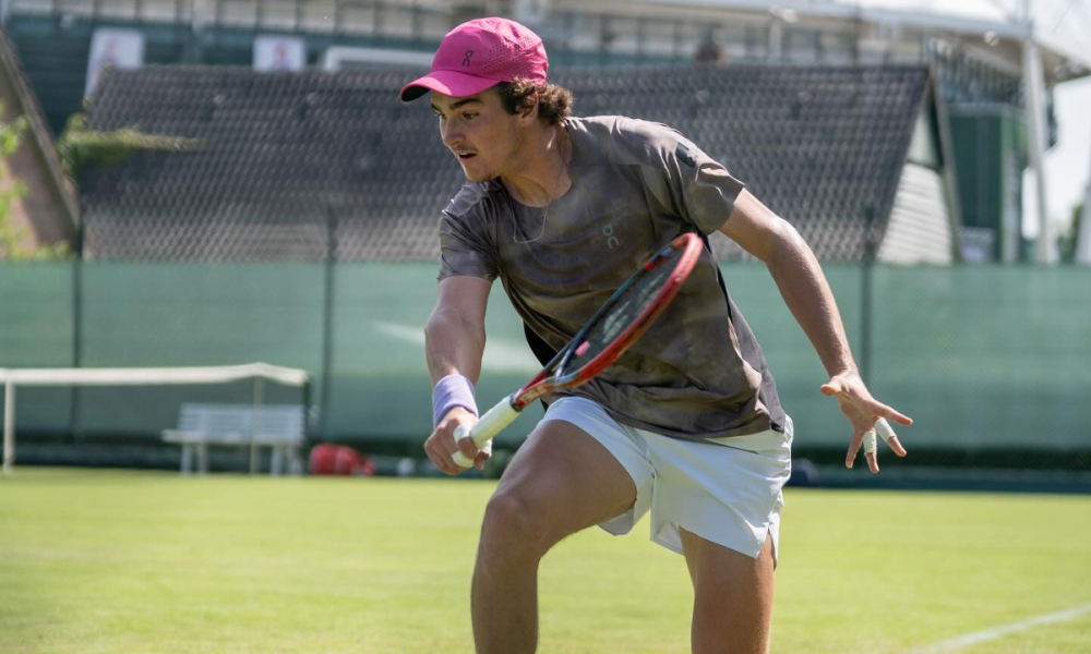 João Fosneca ataca bola com backhand em quadra do ATP 500 de Halle