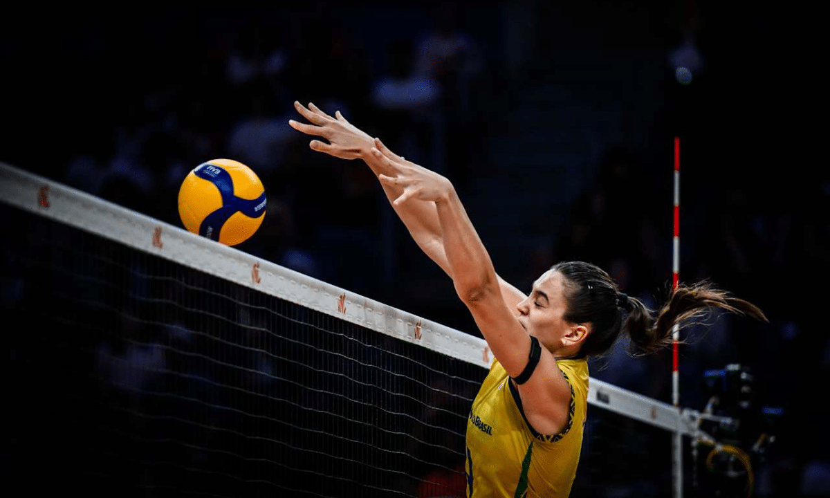 Julia Kudiess bloqueia ataque do Canadá em jogo da VNL Feminina