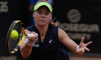 Laura Pigossi ataca a bola no WTA 125 de ValÊncia