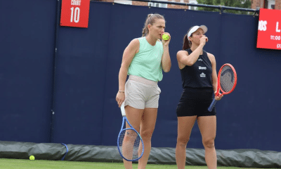 Luisa Stefani e Timea Babos em ação na grama - Tênis