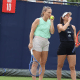 Luisa Stefani e Timea Babos em ação na grama - Tênis
