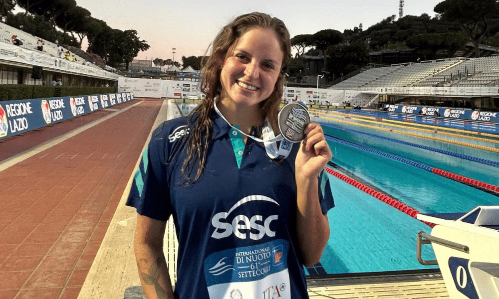 Maria Paula Heitmann posa para foto com sua medalha de prata dos 400m livre no Troféu Sette Colli