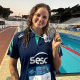 Maria Paula Heitmann posa para foto com sua medalha de prata dos 400m livre no Troféu Sette Colli