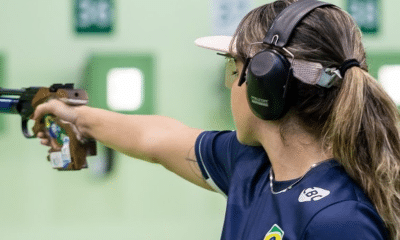 Marina Alves aponta sua pistola em prova da Copa do Mundo de tiro esportivo