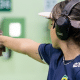 Marina Alves aponta sua pistola em prova da Copa do Mundo de tiro esportivo