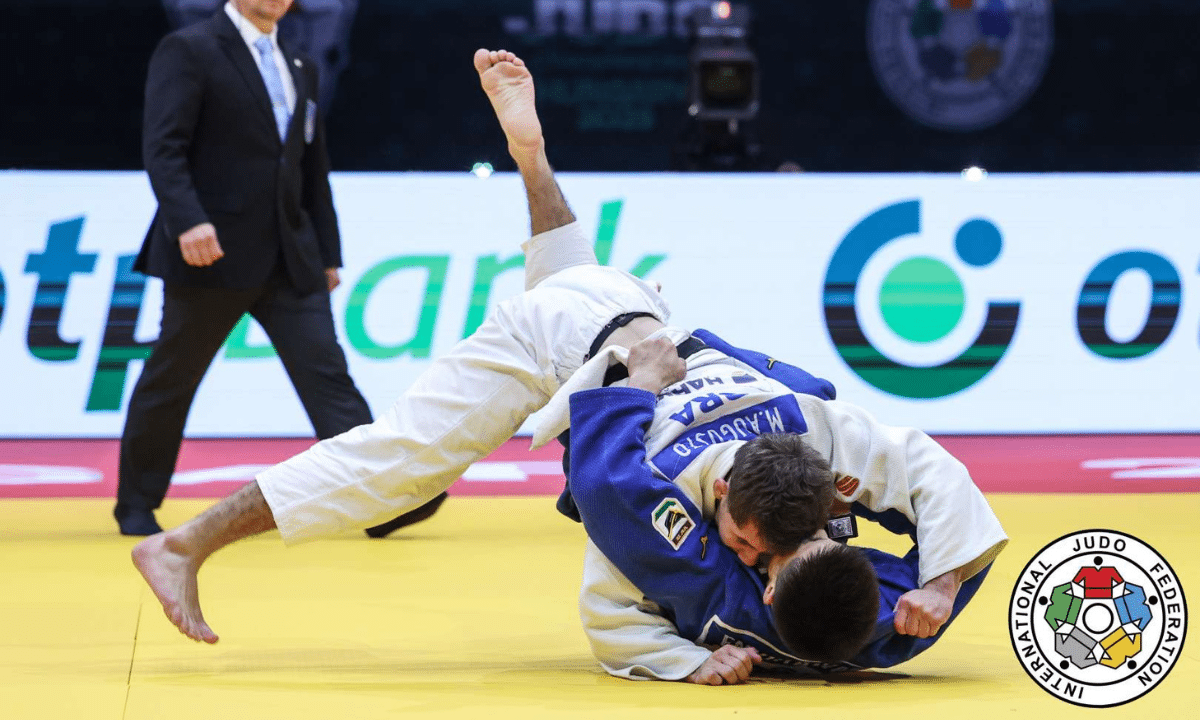 Michel Augusto joga adversário no chão em luta do Campeonato Mundial de judô de 2025