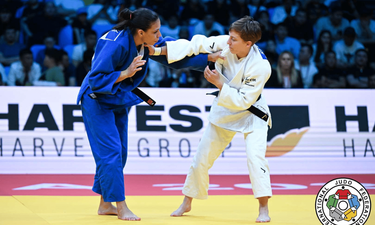 Jéssica Pereira em luta do Mundial de Judô. A brasileira tenta garantir uma pegada no quimono da sua adversária