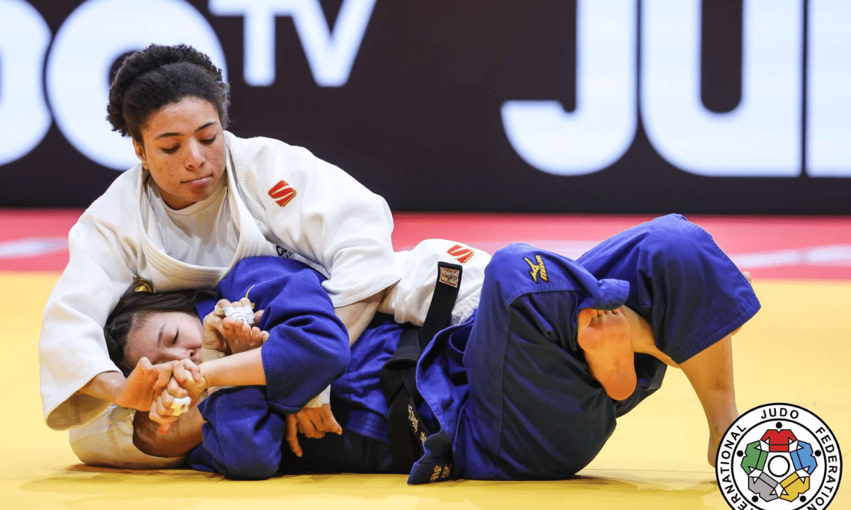 Shirlen Nascimento luta no chão no Mundial de Judô de 2025