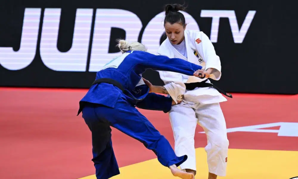 Natasha Ferreira tenta golpe em adversária em luta do Mundial de Judô 2025