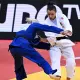 Natasha Ferreira tenta golpe em adversária em luta do Mundial de Judô 2025