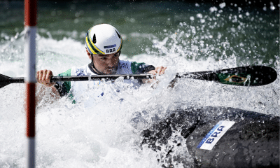 Pepê Gonçalves conduz seu kayak em meio às corredeiras da Copa do Mundo de Pau de canoagem slalom